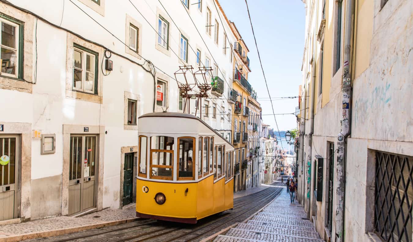 在葡萄牙里斯本的Bairro Alto区，一辆电车正在爬上陡峭的小山