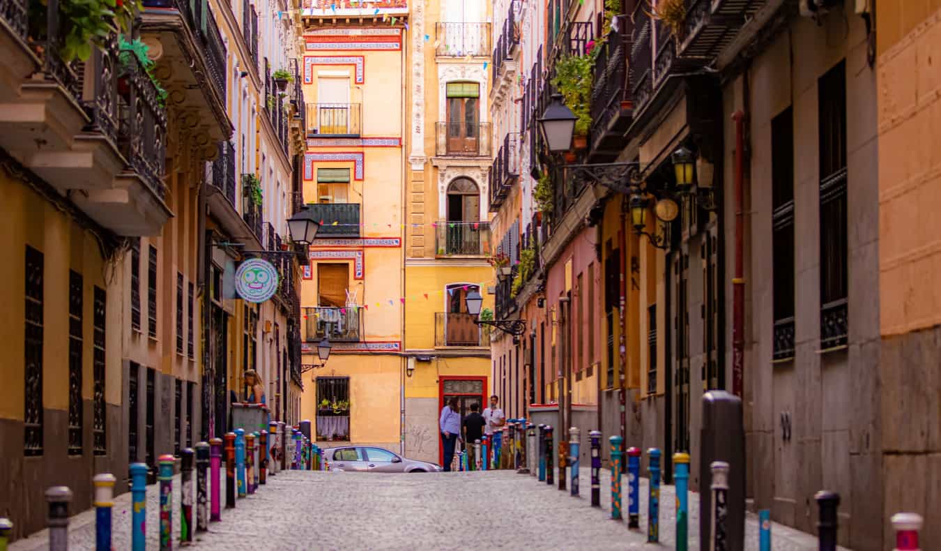 在一个安静的日子里，马德里马拉萨纳一条狭窄而空旷的街道