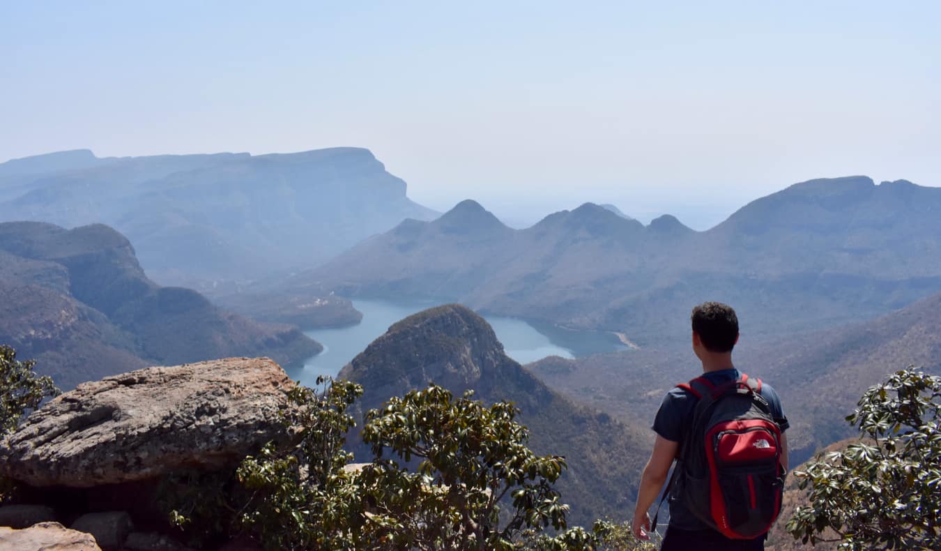游牧的马特在非洲徒步旅行，眺望着远处的山脉