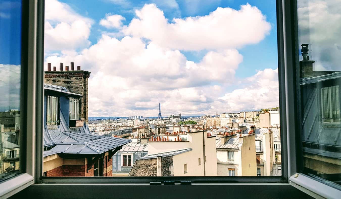从法国巴黎的一扇窗户俯瞰埃菲尔铁塔
