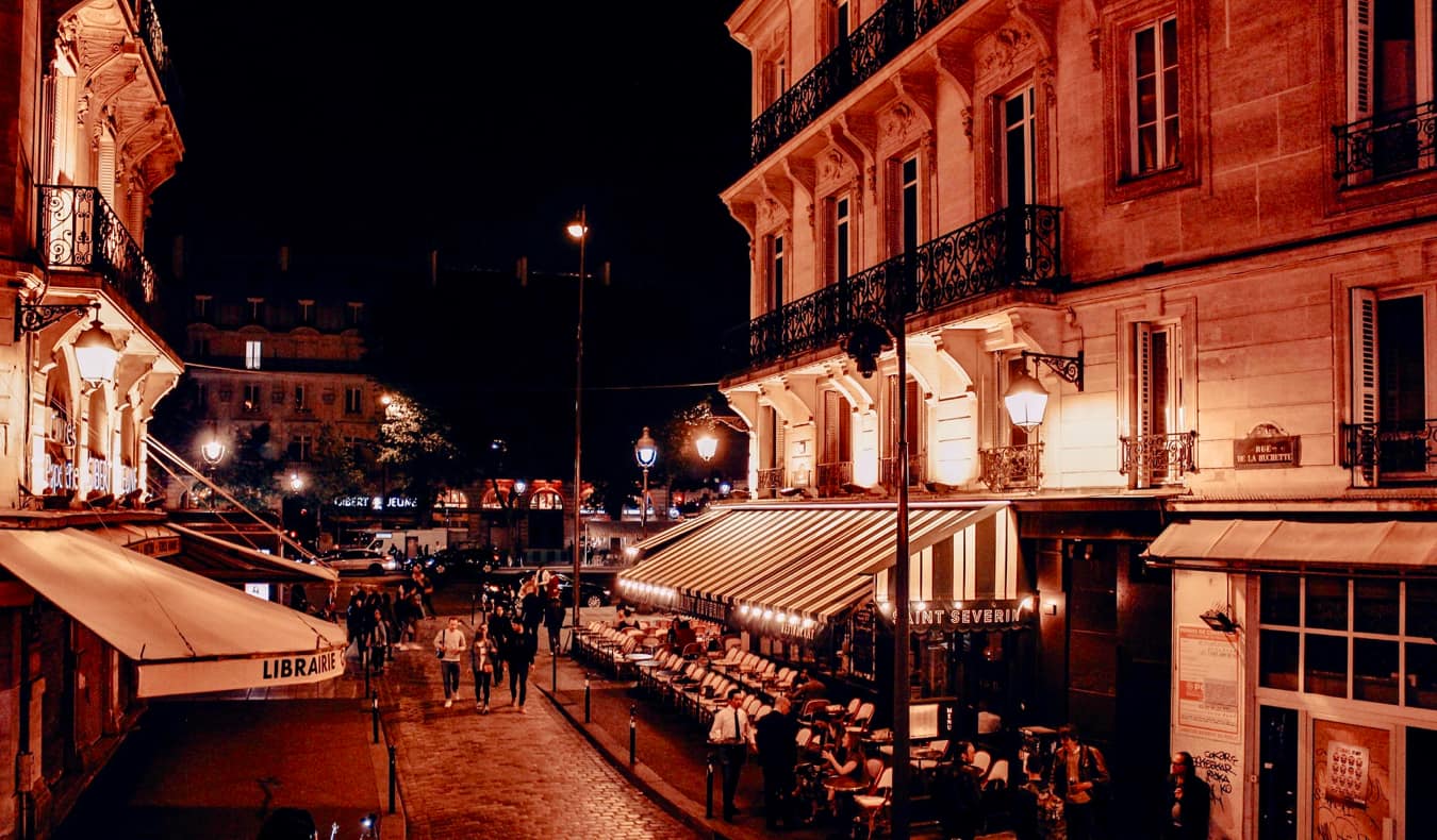 法国巴黎一家繁忙酒吧的露台