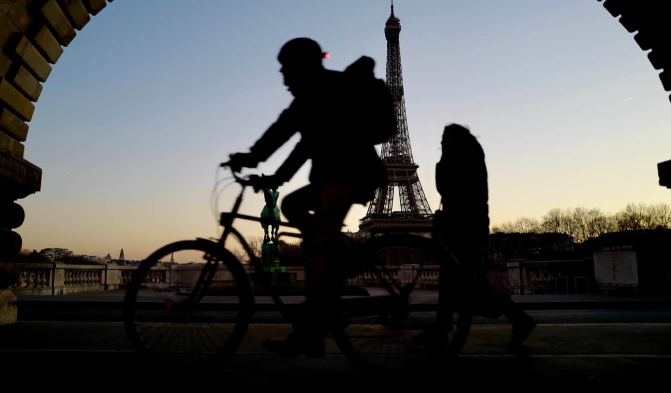 法国巴黎的人行道上停着一辆“胖轮胎”自行车