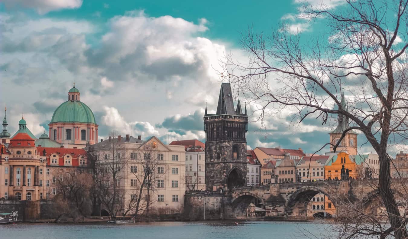 捷克布拉格历史老城的一座繁忙的桥
