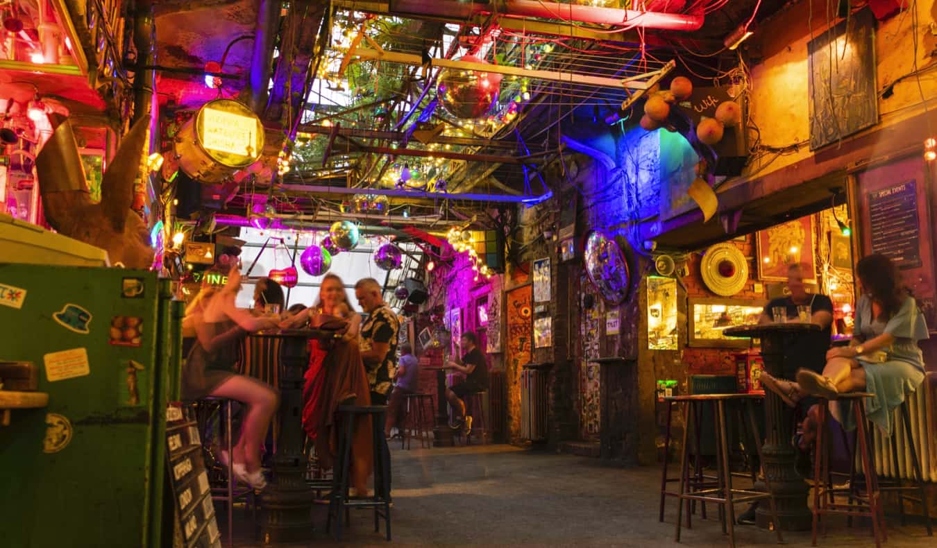 匈牙利布达佩斯的流行和半秘密的废墟酒吧