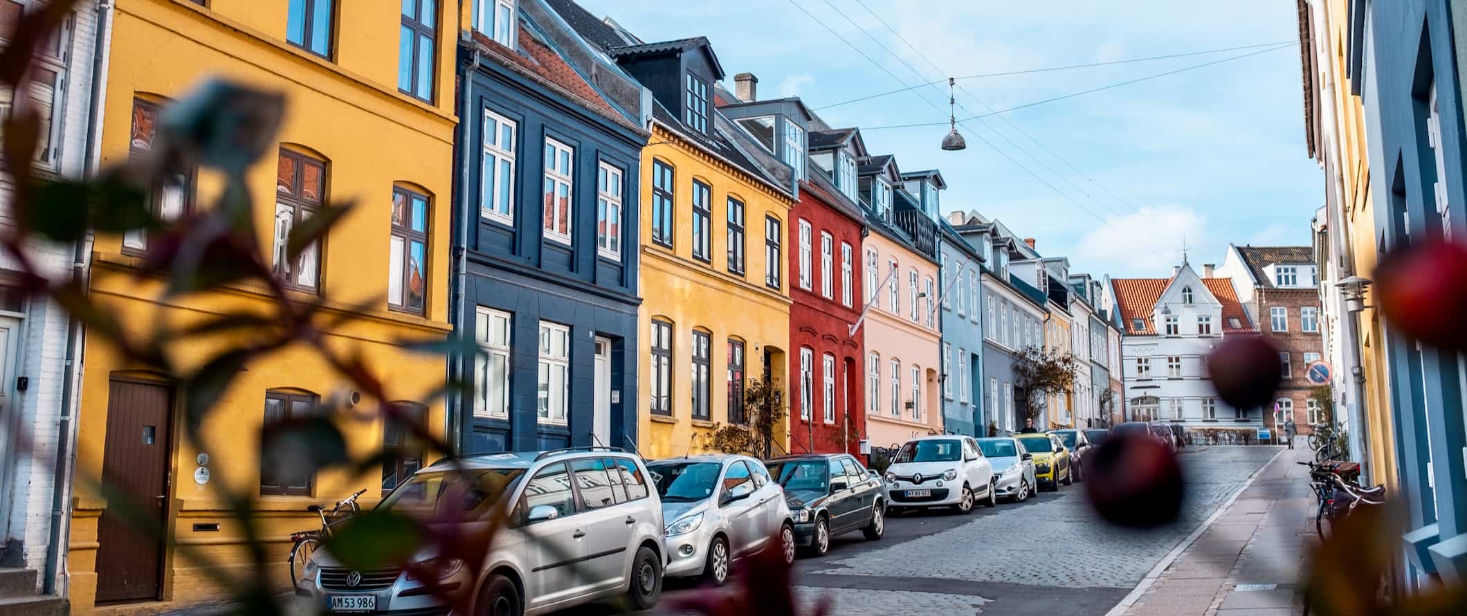 丹麦奥胡斯一条安静街道上五颜六色的房子