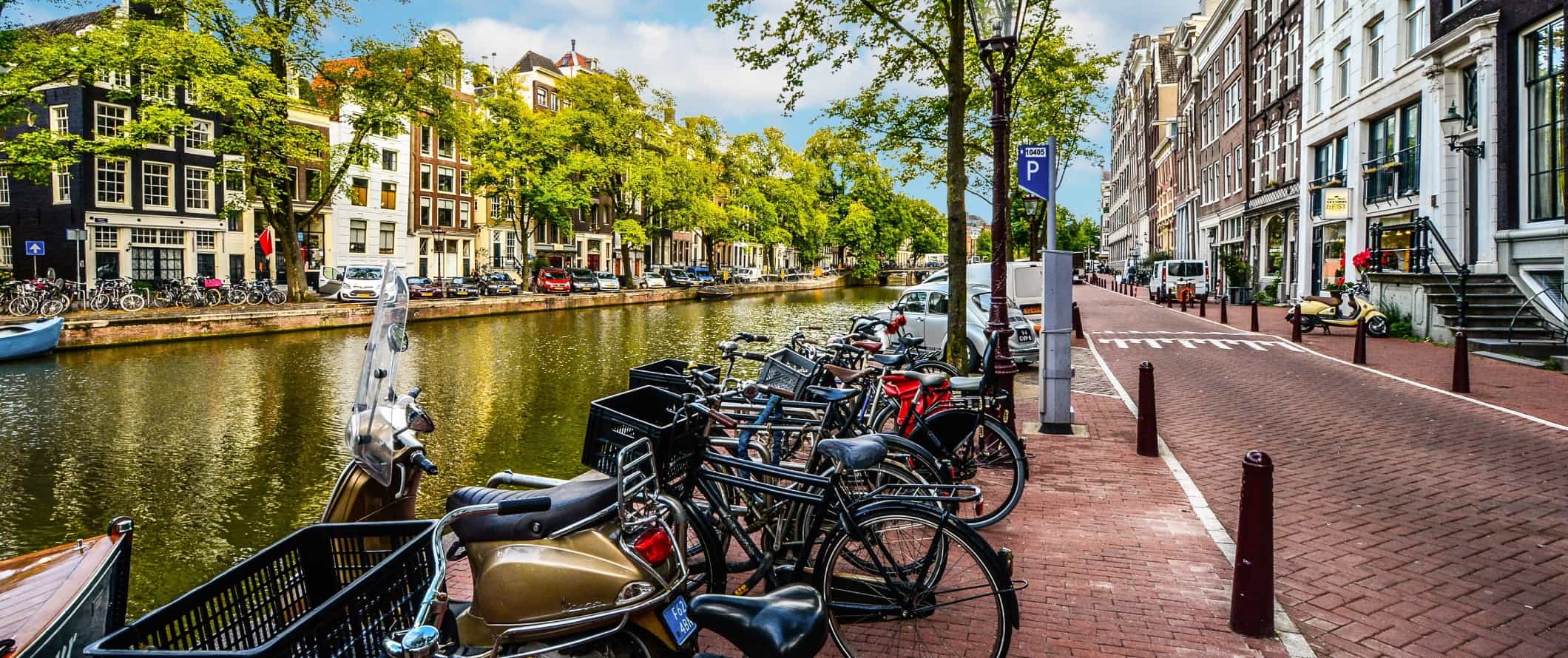 集群的自行车沿着阿姆斯特丹运河锁定, the Netherlands.