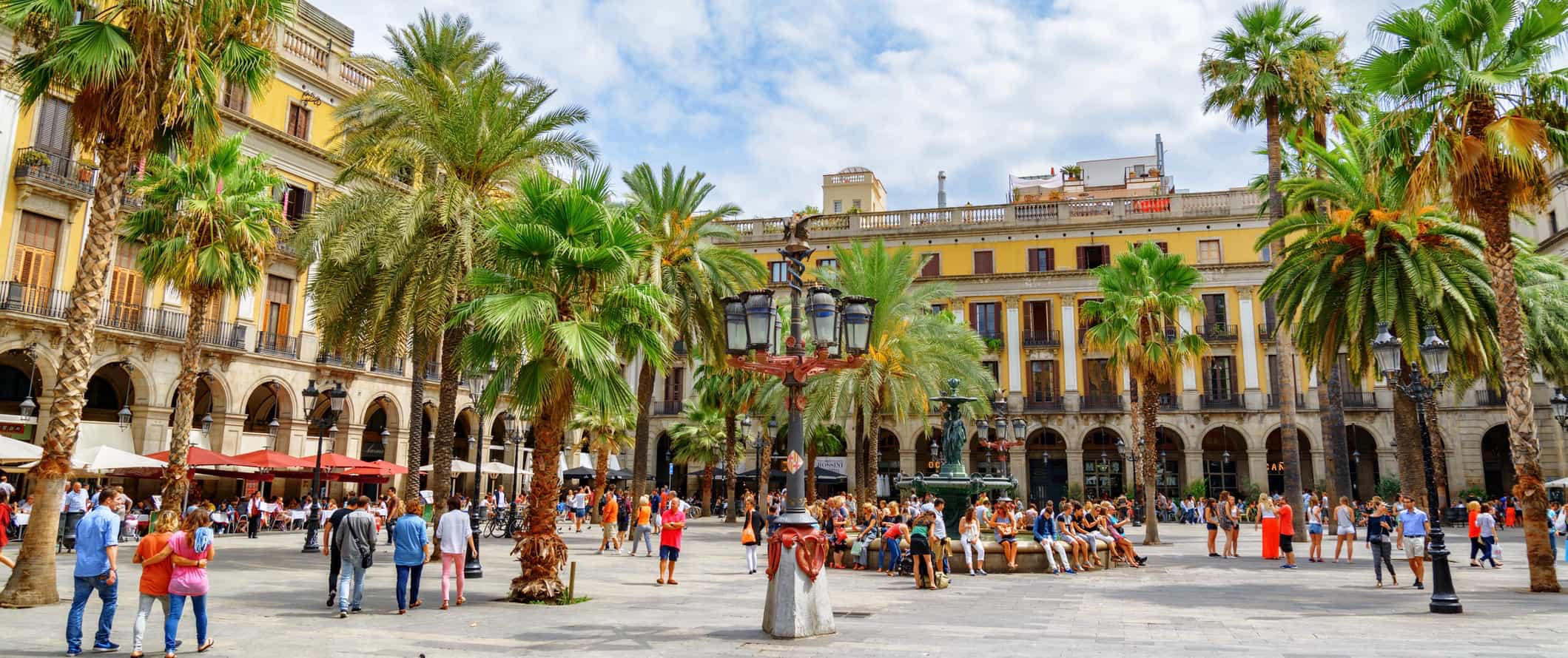 夏天，西班牙巴塞罗那哥特区的一个大广场