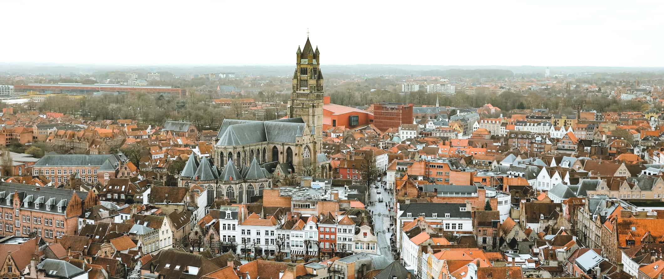 比利时，布鲁日历史中心的红色屋顶全景，中心有一座巨大的石头大教堂