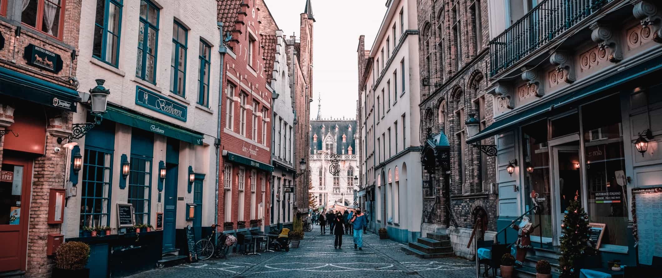 人们走在比利时根特历史中心的鹅卵石步行街上