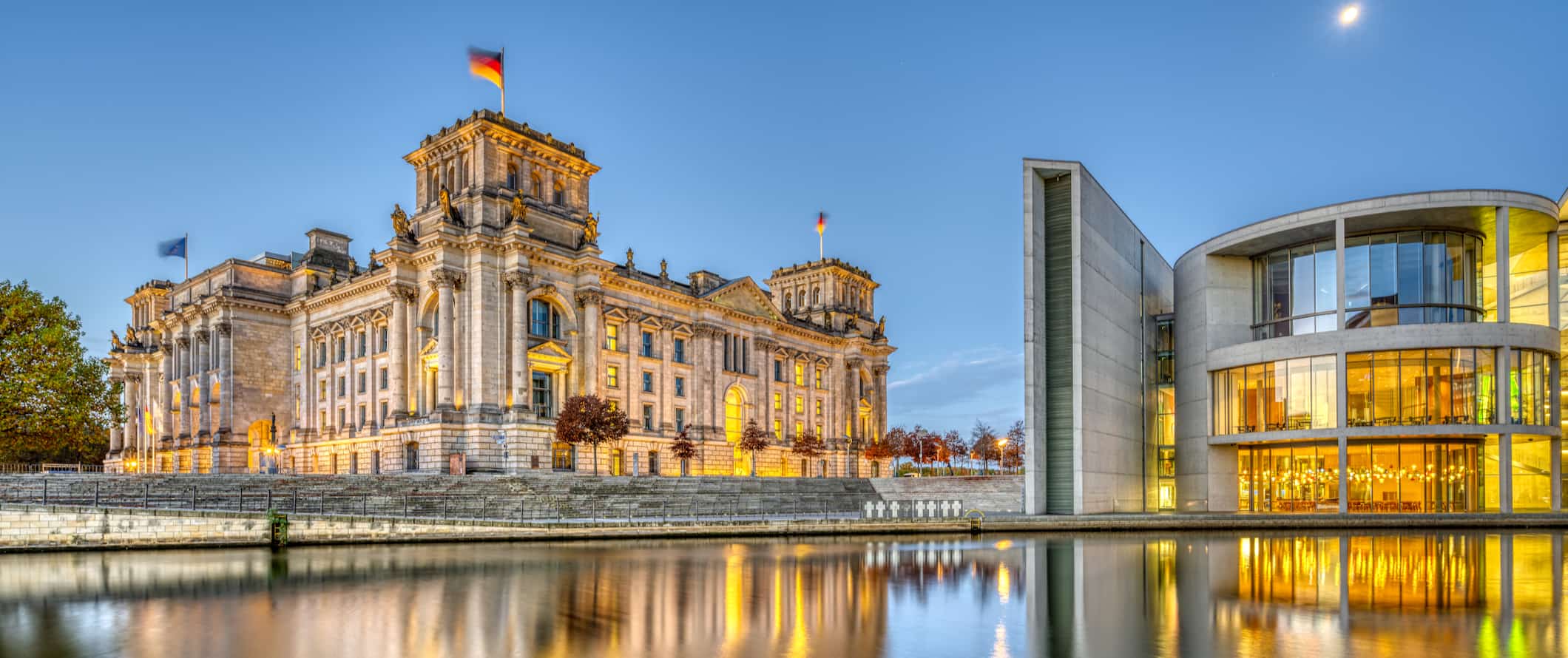 德国柏林的国会大厦，从附近的水面上看