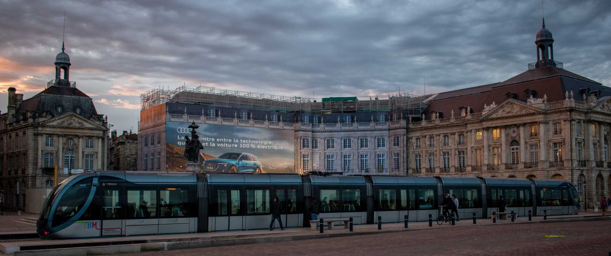 日落时分，人们在法国波尔多老城登上电车