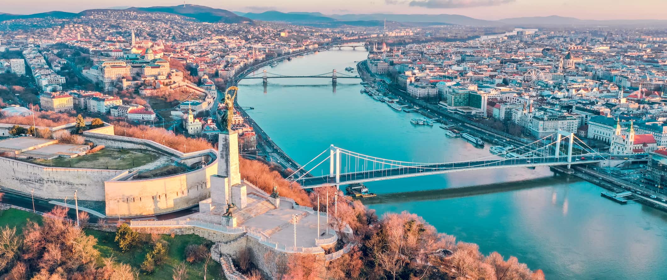 从上面俯瞰匈牙利布达佩斯，以历史建筑和美丽的多瑙河为特色