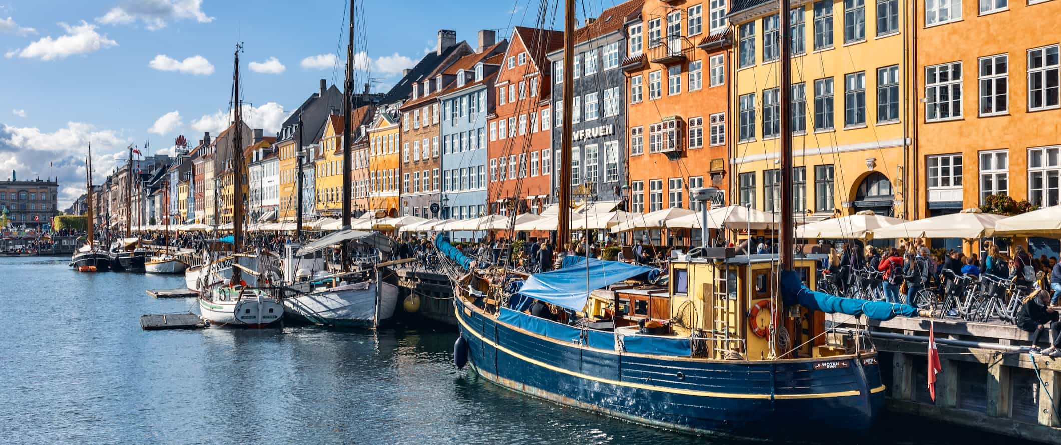 夏天，丹麦哥本哈根运河边著名的彩色排屋