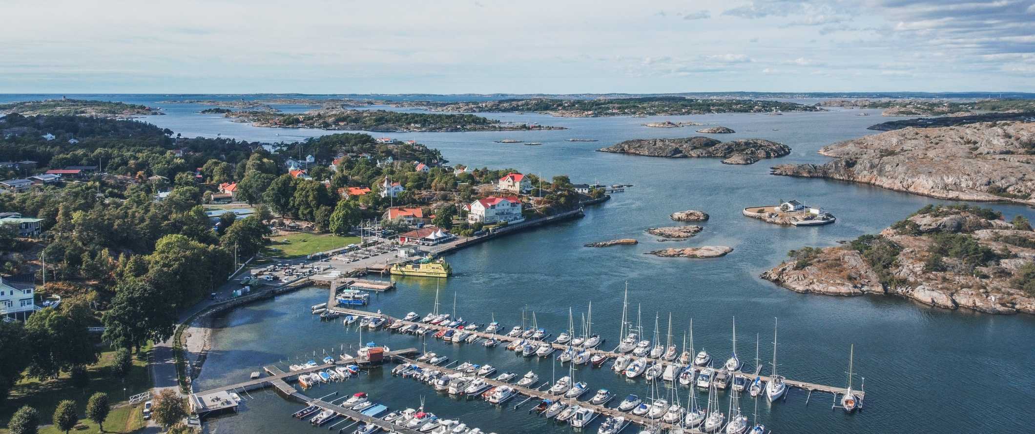 在瑞典哥德堡，航拍到一个满是帆船和岛屿的港口