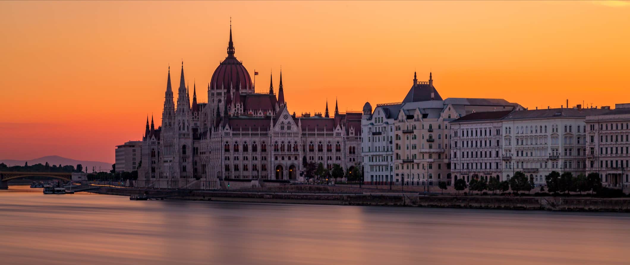 在美丽的匈牙利布达佩斯，多瑙河上明亮的橙色日落