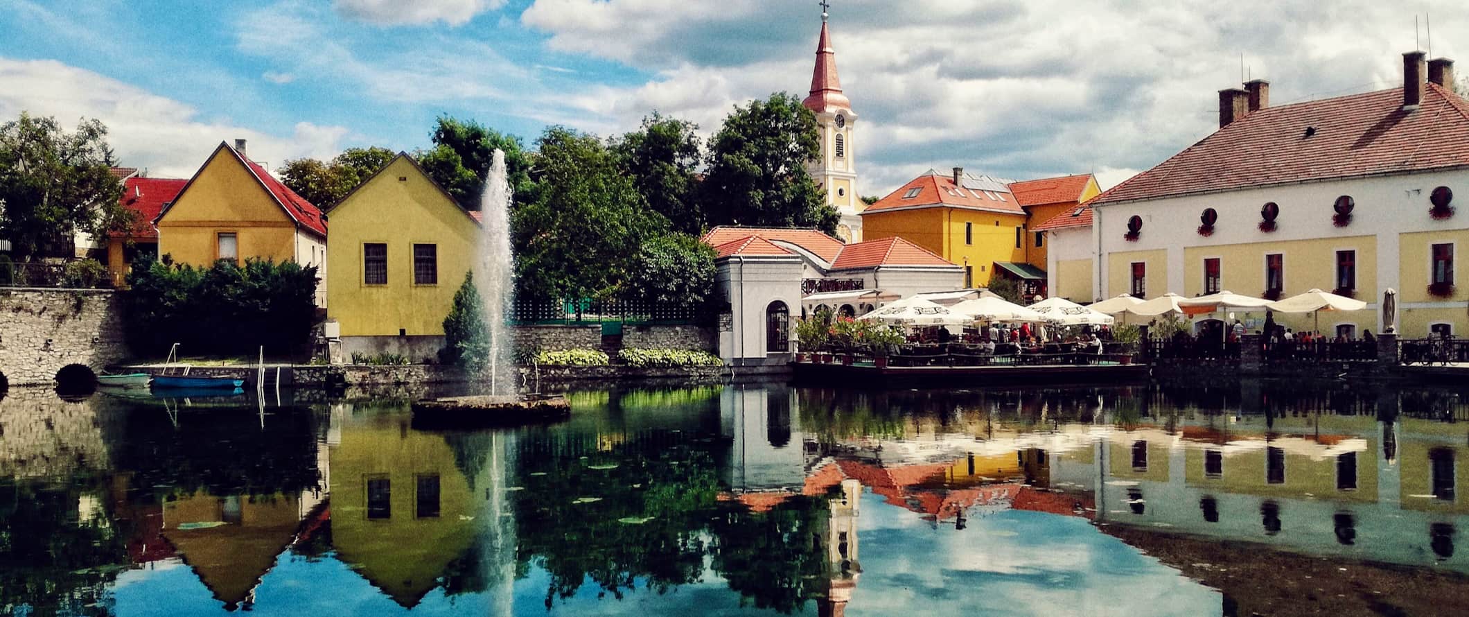 这是匈牙利一个色彩丰富、历史悠久的小镇，平静的水面倒映着它