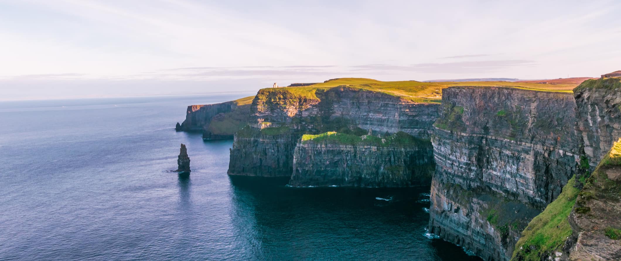 沿着爱尔兰崎岖海岸的美丽的莫赫悬崖