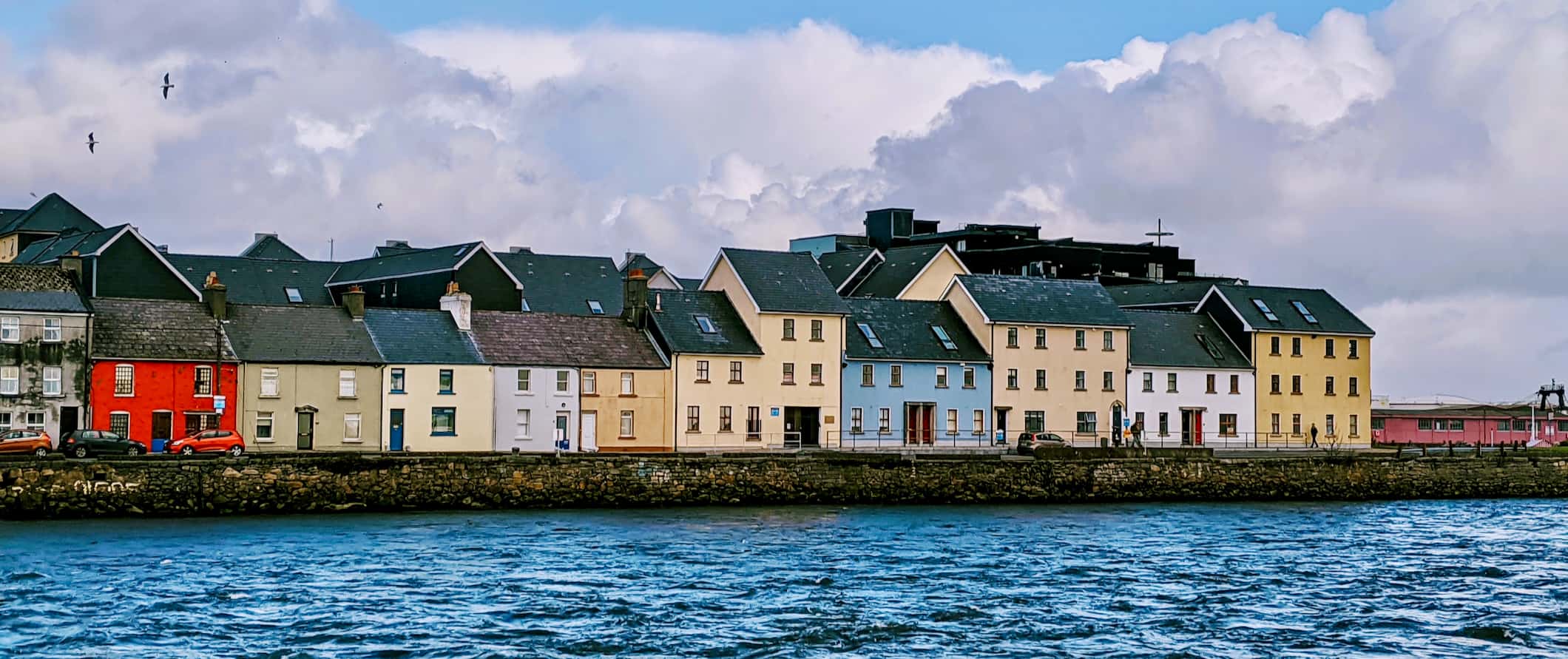 爱尔兰戈尔韦海岸上五颜六色的房子