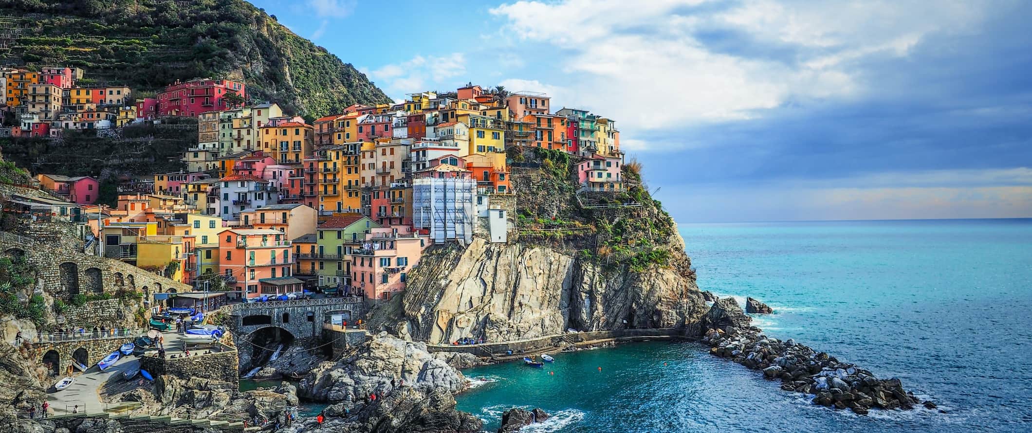 意大利沿海五渔村五彩缤纷的小镇。