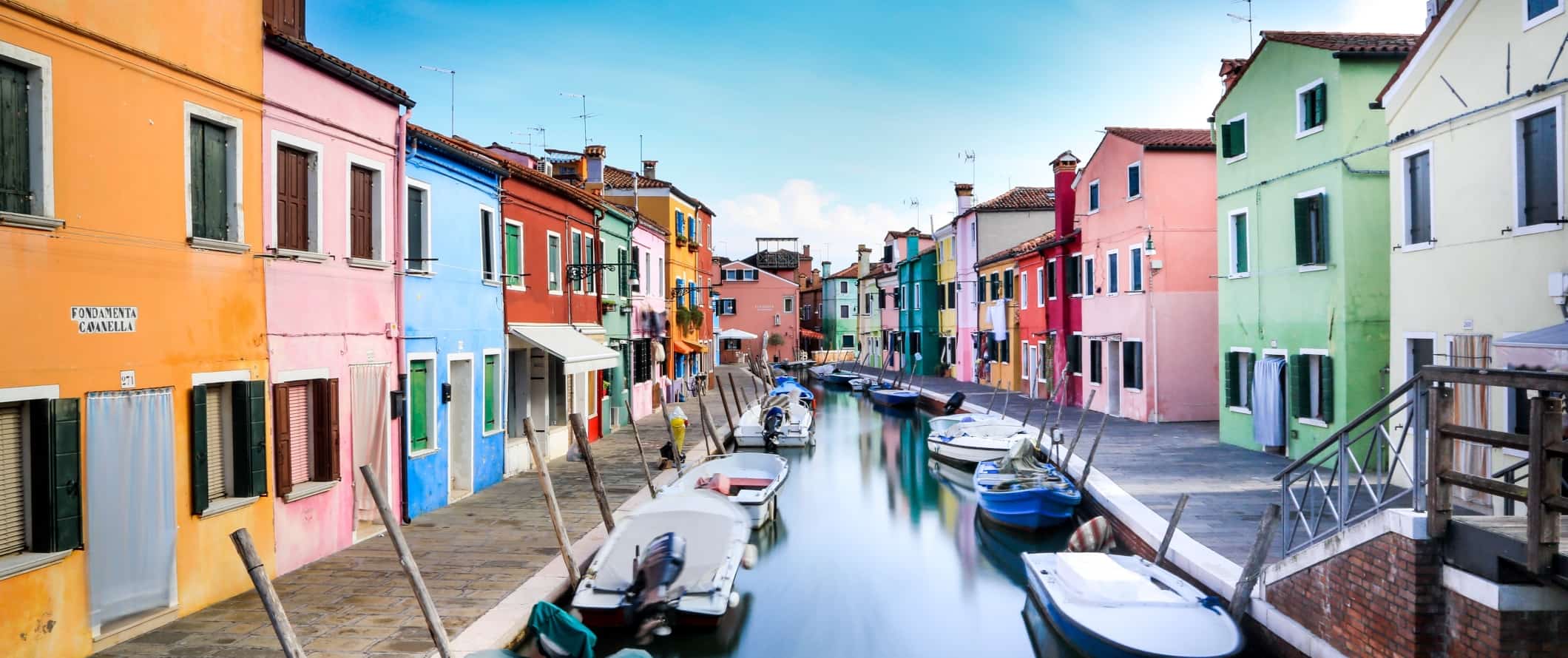 意大利威尼斯附近的布拉诺岛上，运河沿岸色彩缤纷的建筑。
