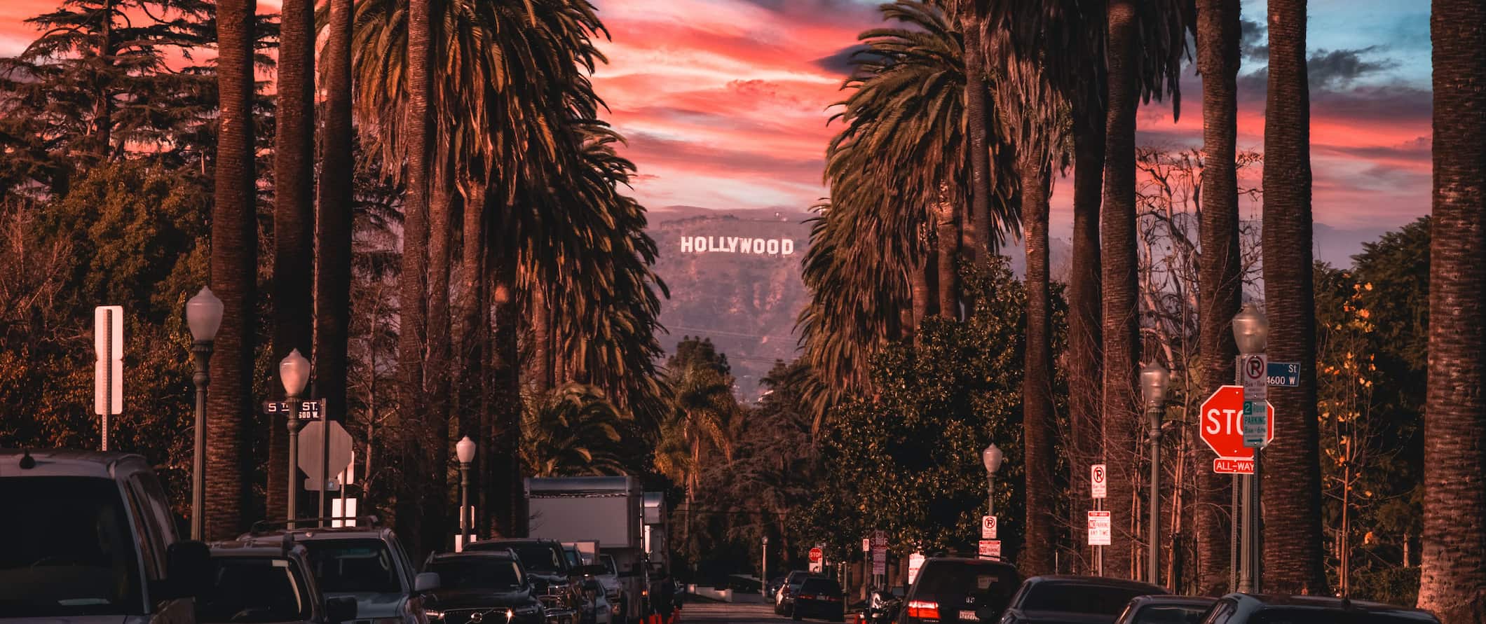 在繁华的美国洛杉矶，一条两旁都是棕榈树的道路