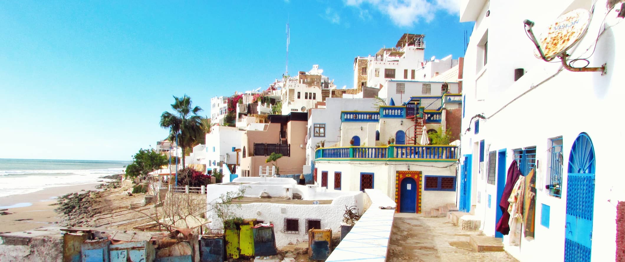 在阳光明媚的摩洛哥，海滩附近的一个小村庄的海边景色