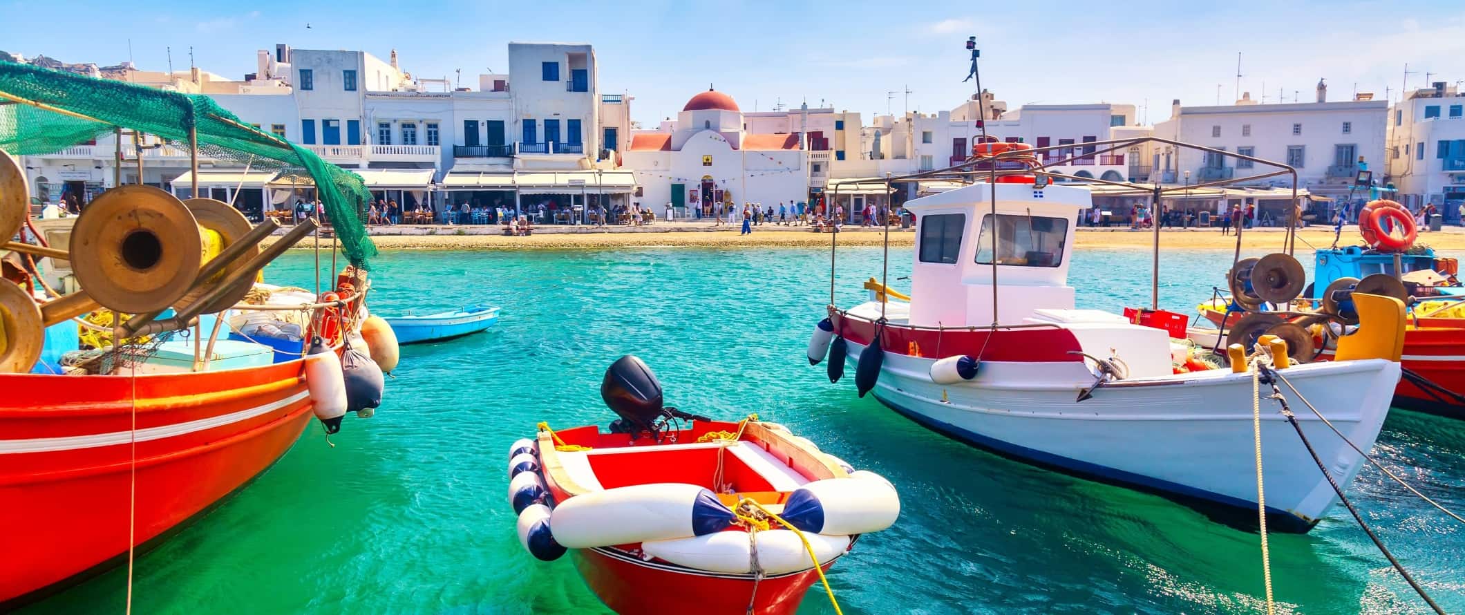 在希腊米科诺斯岛的古港口，色彩鲜艳的船只。