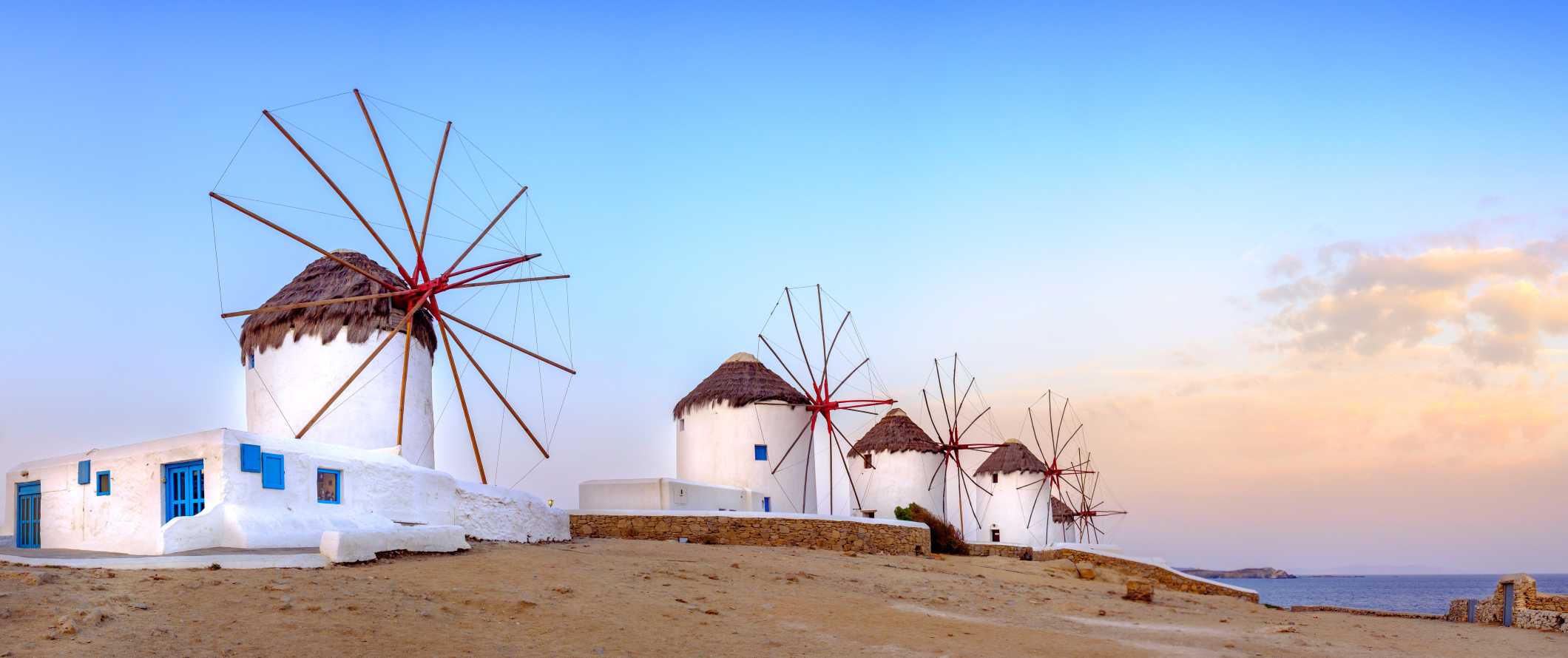 希腊米科诺斯岛日落时分的四座风车