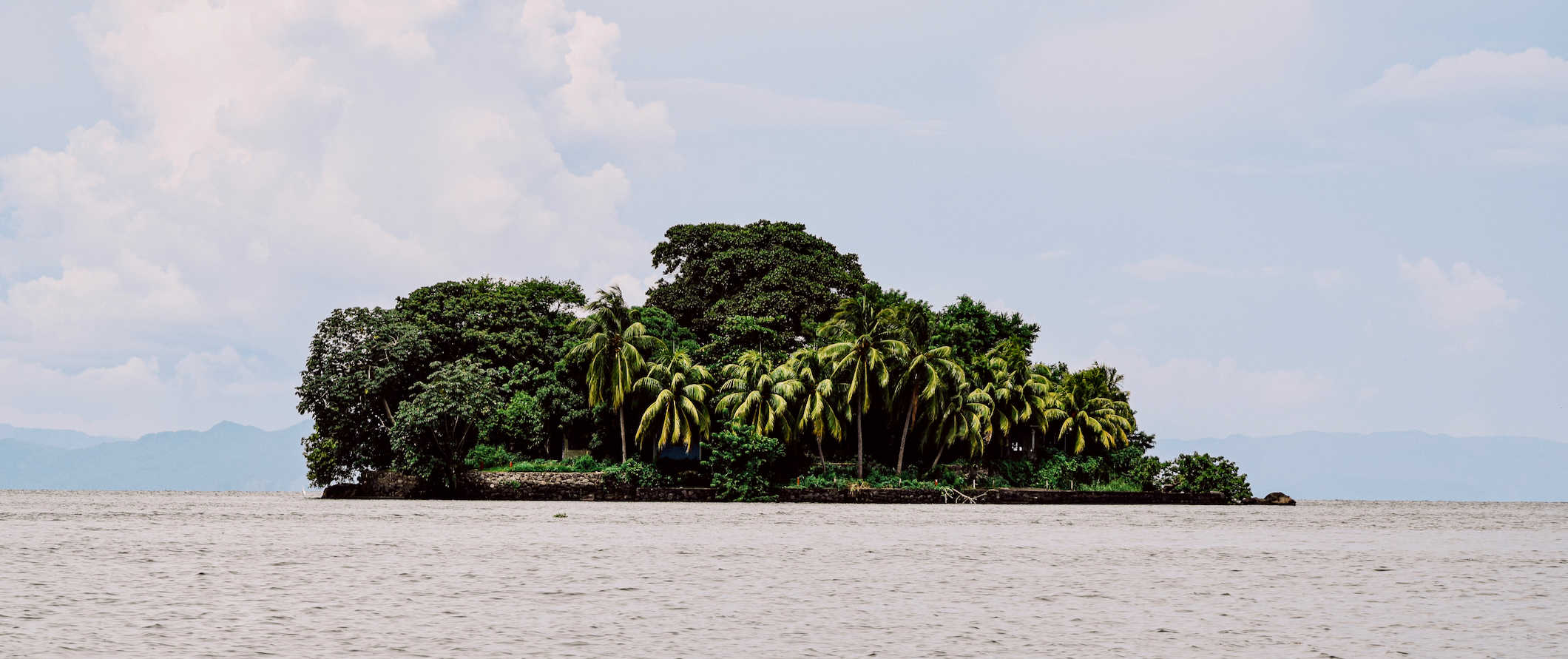 美丽的尼加拉瓜，一个灰色的日子里，受欢迎的、郁郁葱葱的小玉米岛