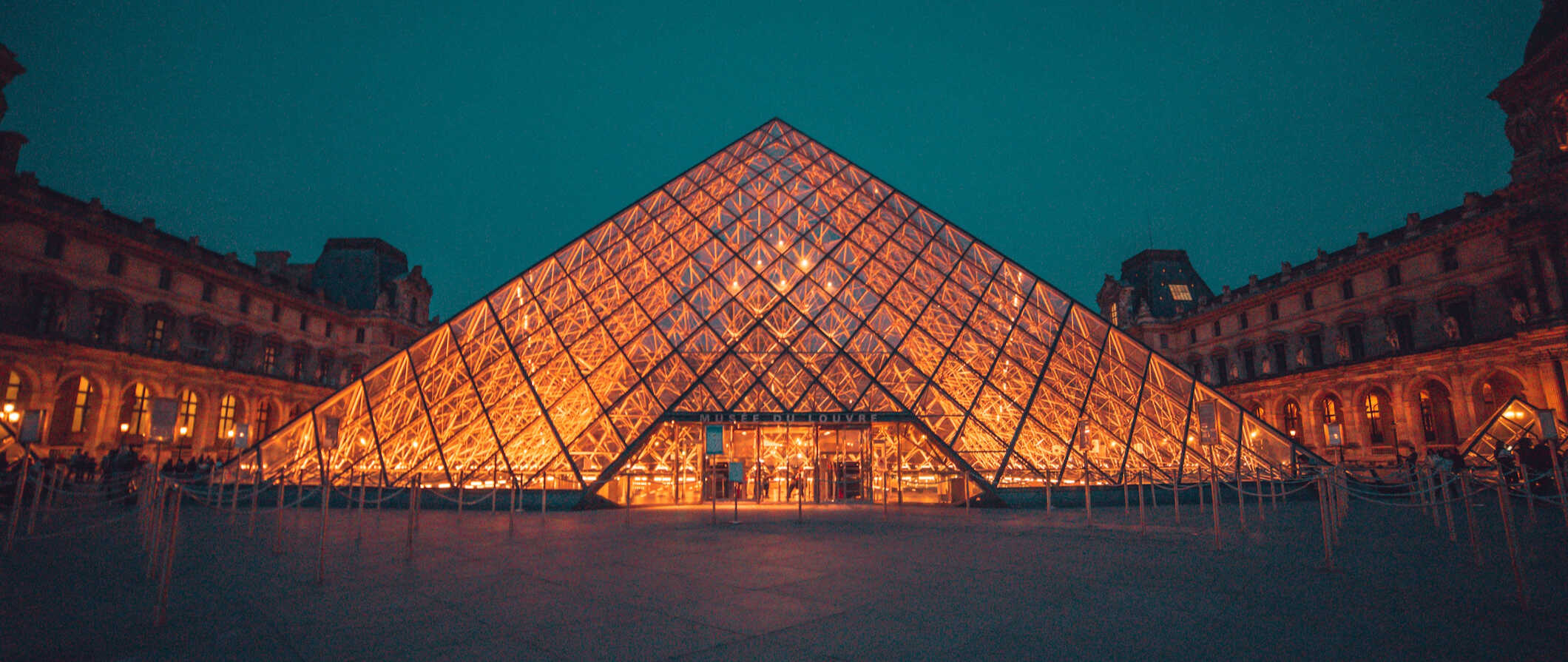 夜晚，法国巴黎的卢浮宫金字塔灯火通明