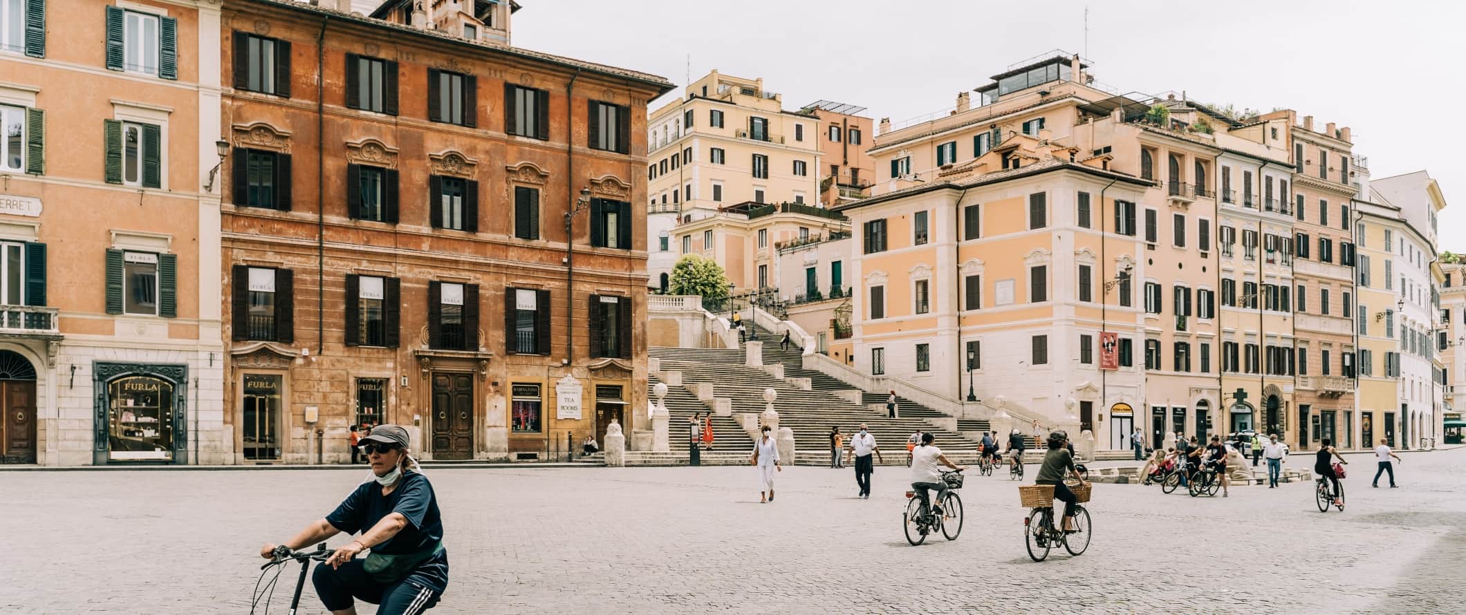 人们在意大利罗马的街道上骑自行车