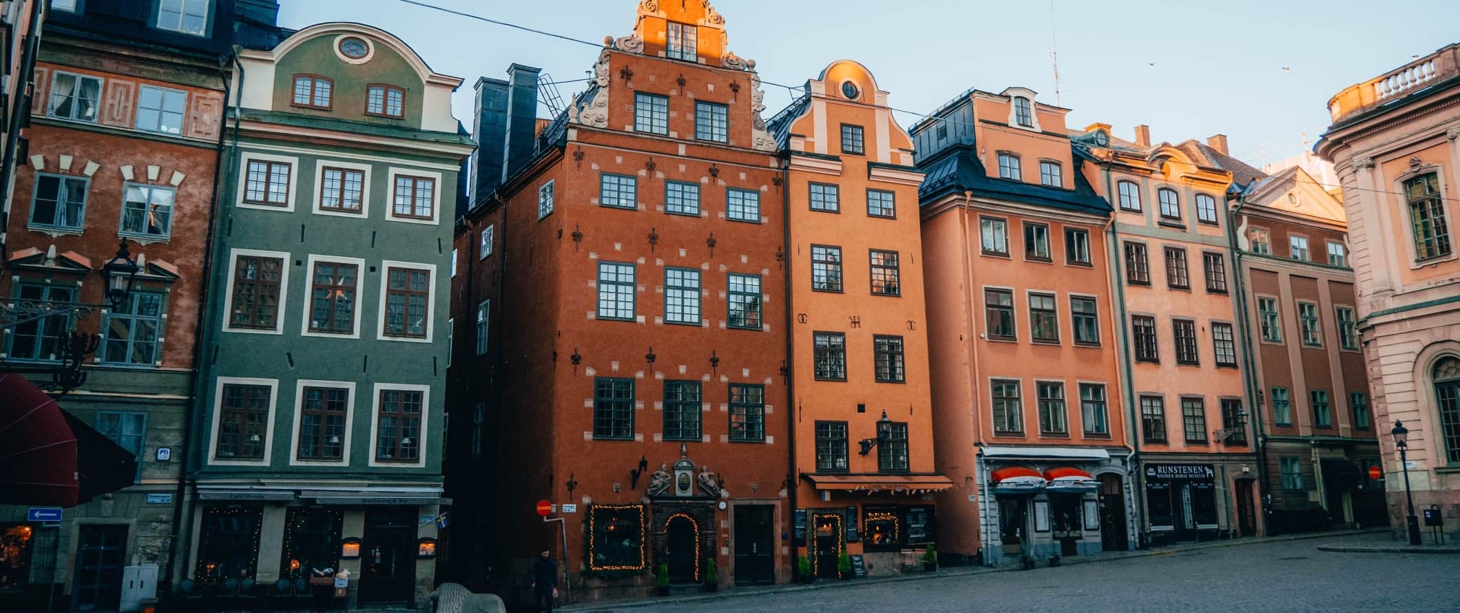 在瑞典斯德哥尔摩的老城Gamla Stan，五颜六色的历史建筑排列在广场上