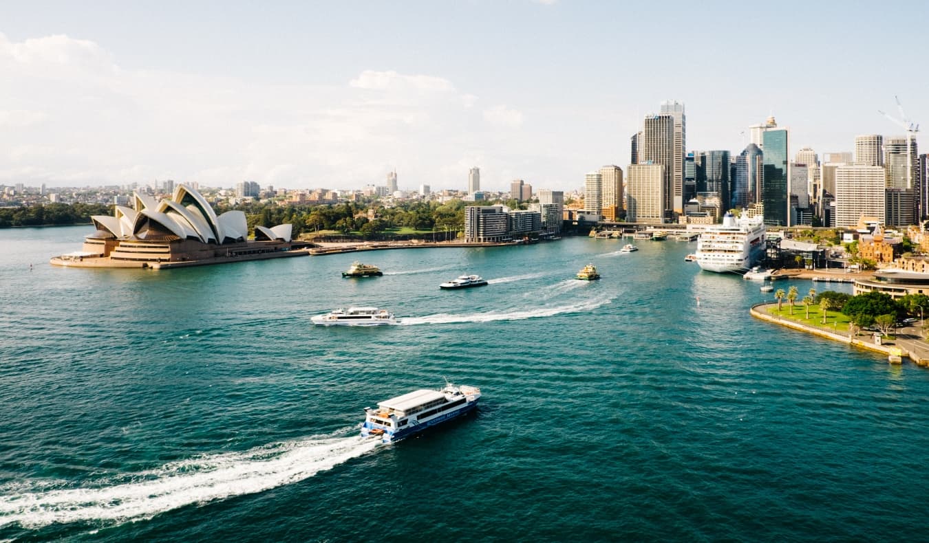 悉尼的天际线和停泊在港口的船只