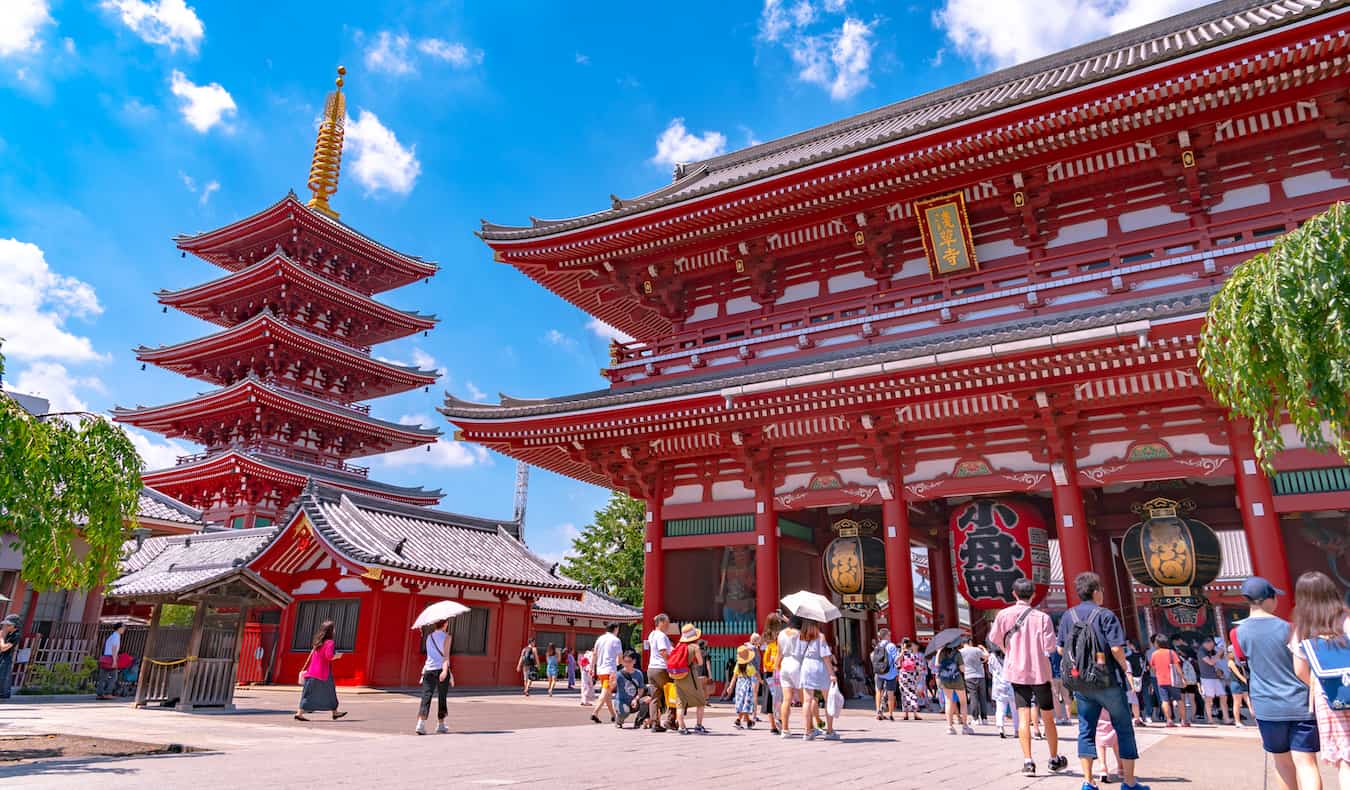 日本东京浅草地区，阳光明媚的一天，著名的浅草寺