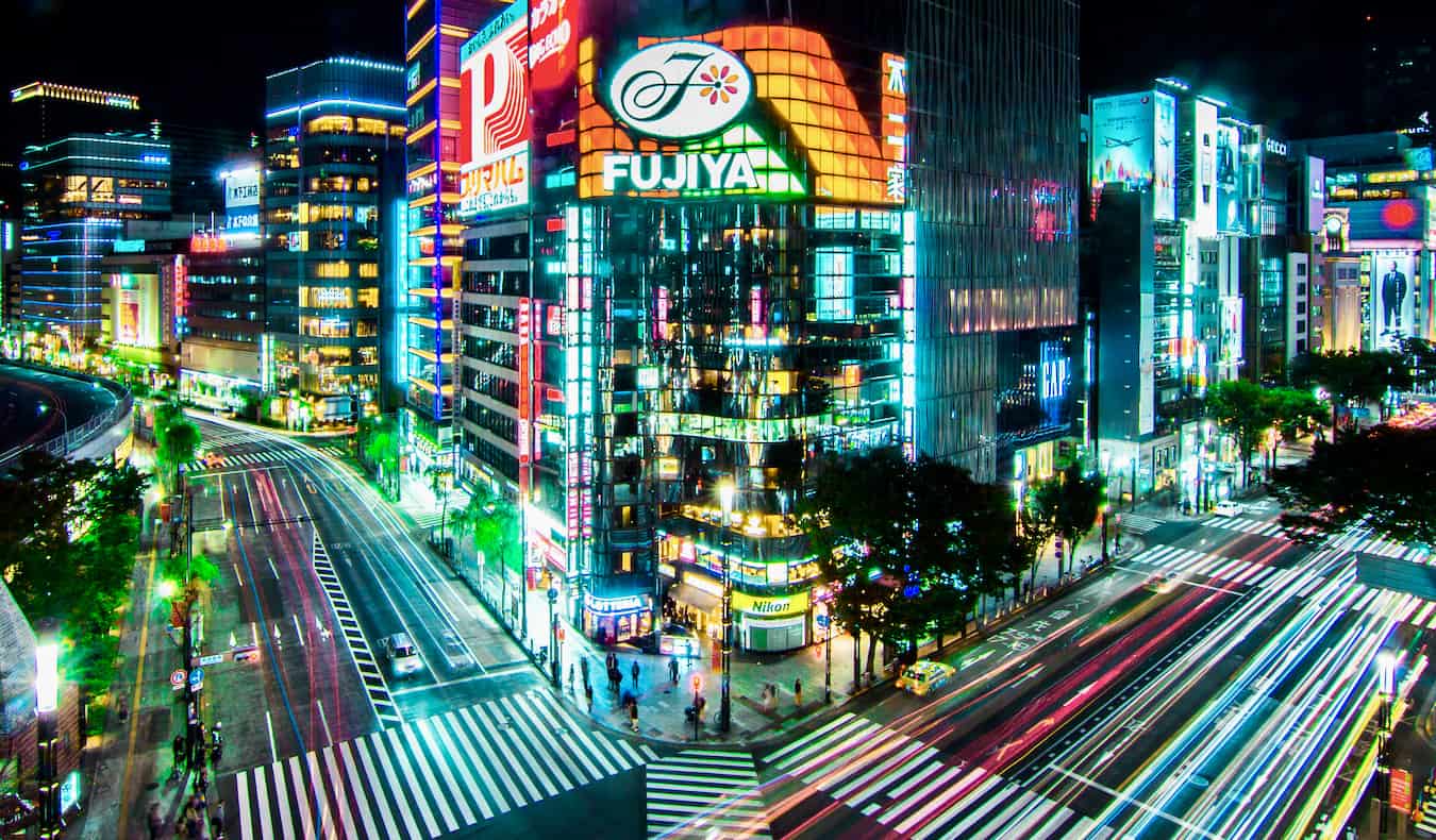在日本东京繁华的银座区，汽车在长时间曝光拍摄中行驶