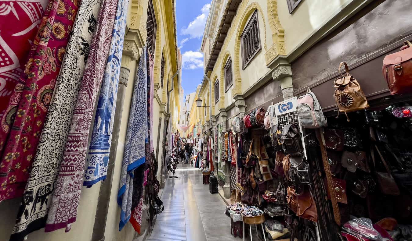 西班牙格拉纳达旧犹太区狭窄的小巷