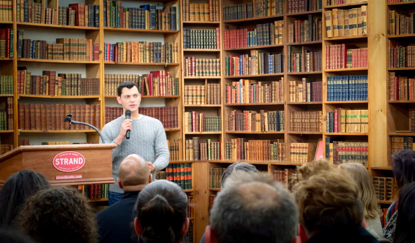 “游牧马特”的Matt Kepnes在巡回售书时在一家书店讲话