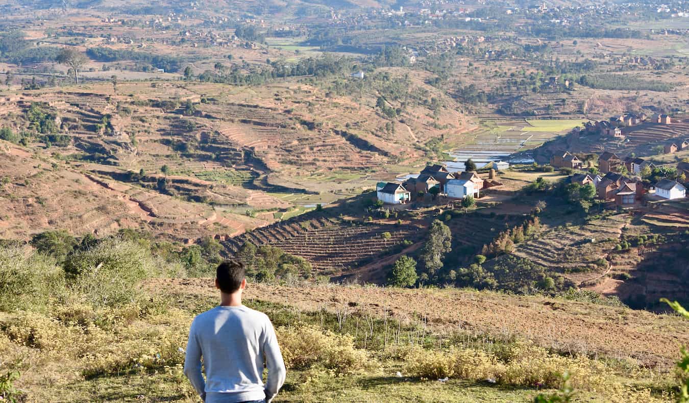 游牧的马特凝视着马达加斯加干旱的景色