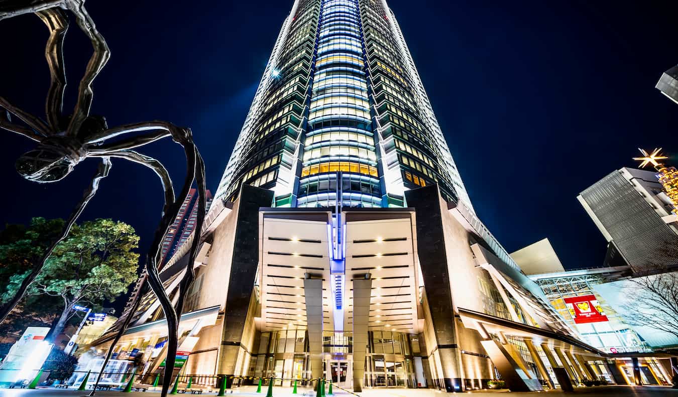 日本东京六本木区的一座高耸的摩天大楼