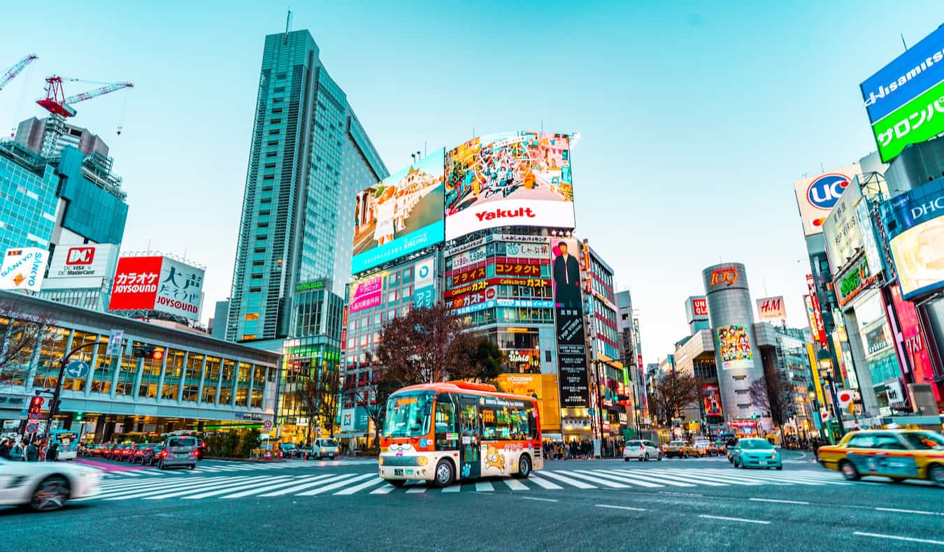在日本东京涩谷地区，人们在繁忙的交通中过马路