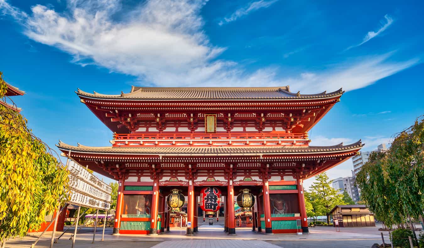 阳光明媚的日本东京，著名的浅草寺