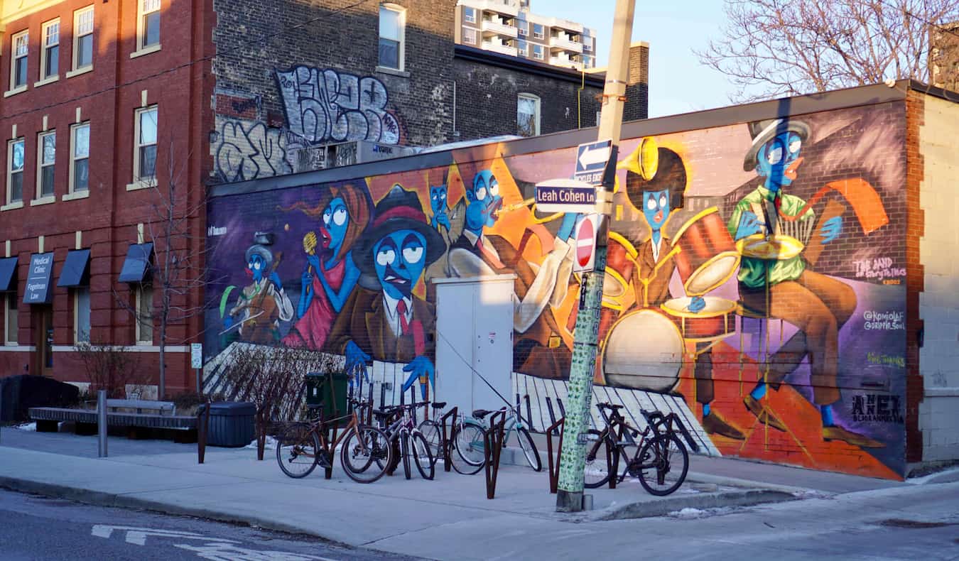 在加拿大多伦多的一个安静的街道上的老建筑上的街头艺术