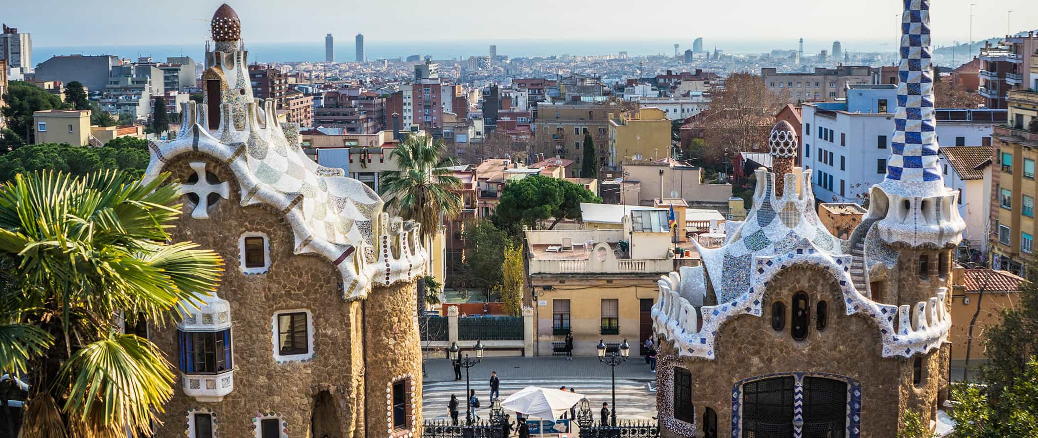 Gaudí建筑与巴塞罗那的天际线为背景
