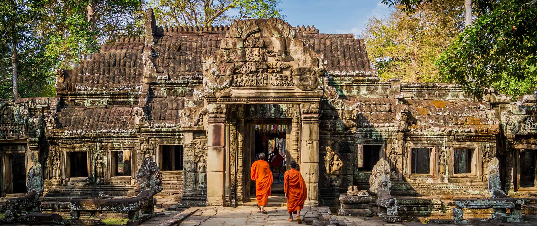 柬埔寨吴哥窟寺的景色，和尚在里面散步