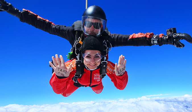 Celinne da Costa在新西兰跳伞
