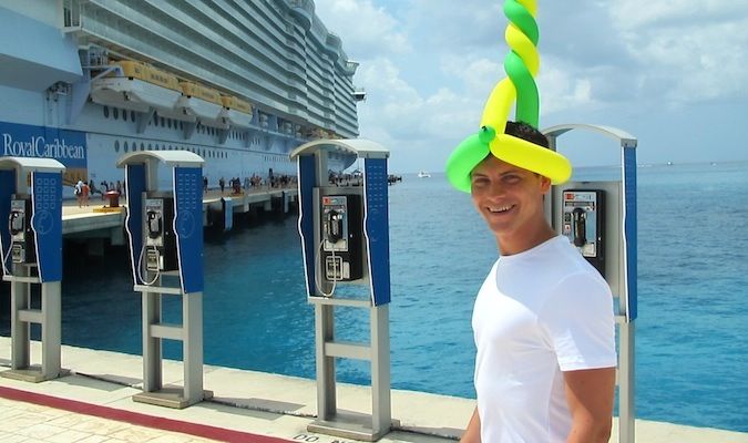 游牧的马特在加勒比海巡游，戴着滑稽的气球帽