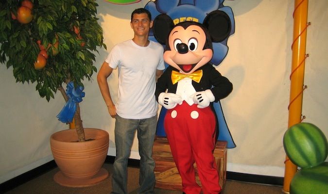我和米老鼠在迪士尼世界的一个俗气的旅游活动中