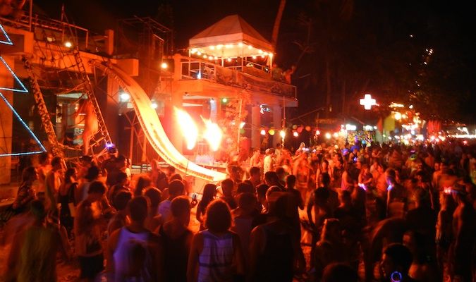 疯狂的火标志和年轻的背包客在泰国的满月派对