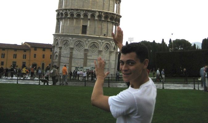 马特在意大利假装撑起比萨斜塔