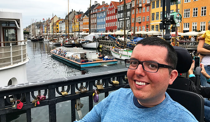 科里·李在哥本哈根的水边拍照